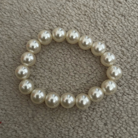 Elegant Pearl Bracelet - Picture 4 of 5